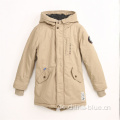 Windschutzparka -Jacke des Mody Boy im Freien